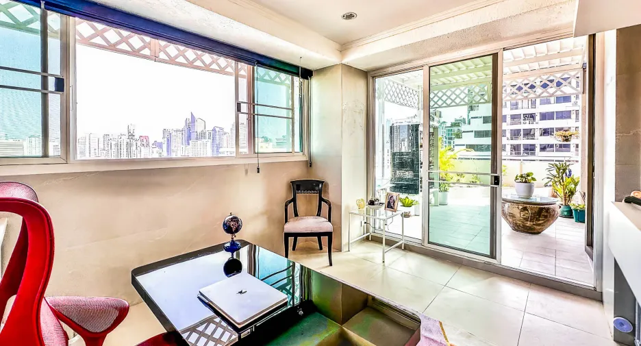 For sale 4 bedrooms condo in Watthana, Bangkok