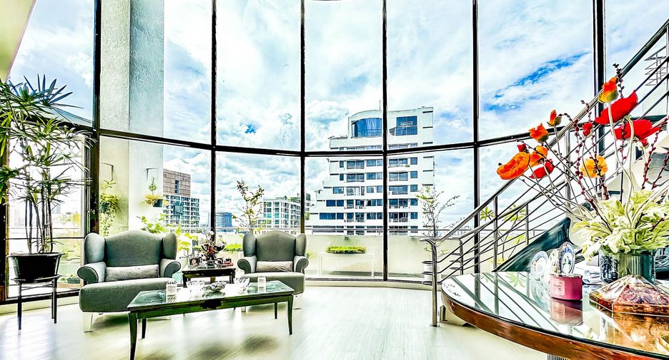 For sale 4 bedrooms condo in Watthana, Bangkok