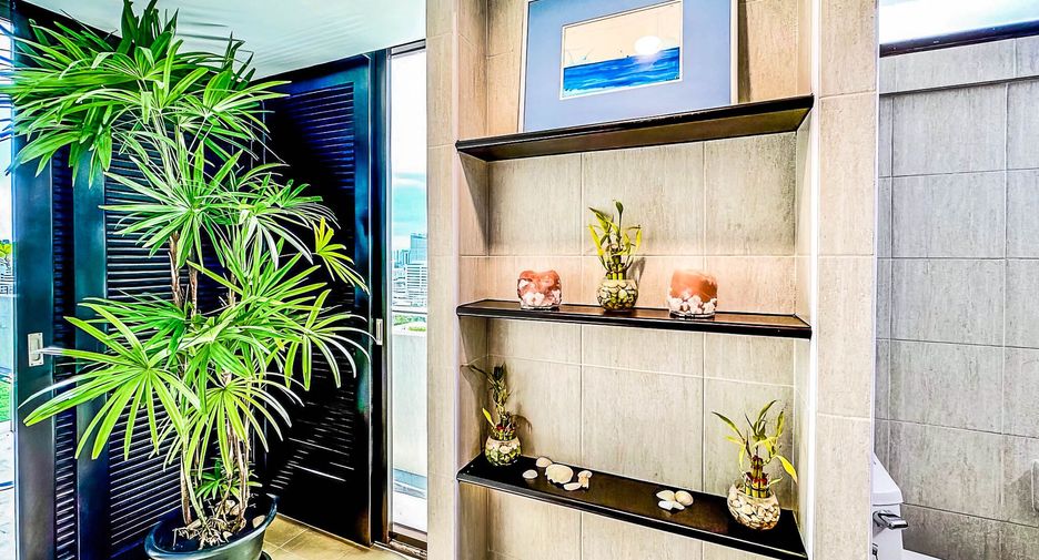 For sale 4 bedrooms condo in Watthana, Bangkok