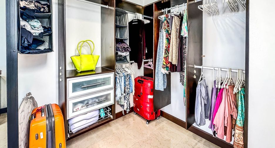 For sale 4 bedrooms condo in Watthana, Bangkok