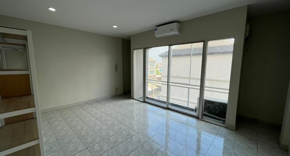 Reihenhaus zum Kauf und zur Miete mit 3 Zimmer in Bang Na, Bangkok