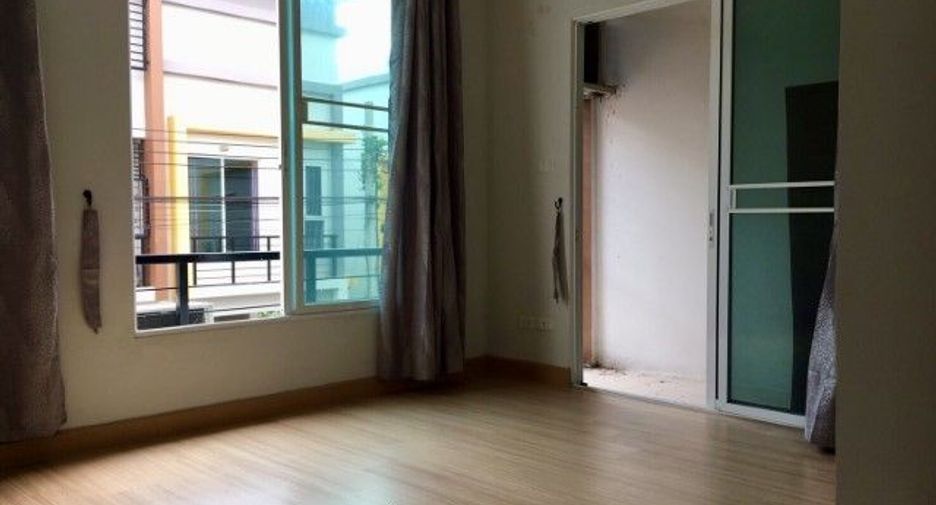 For sale 3 bedrooms townhouse in Min Buri, Bangkok