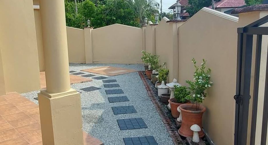 For rent 3 bedrooms villa in Bang Lamung, Chonburi