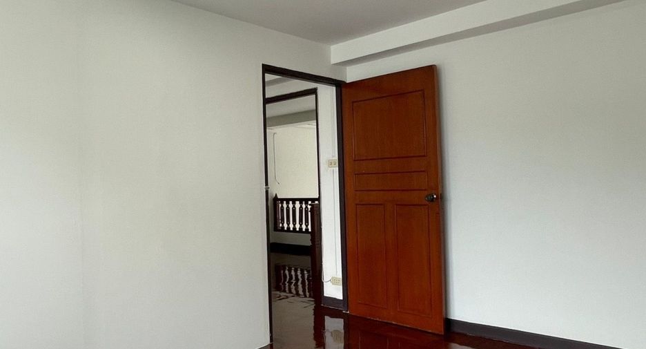 For sale 3 bedrooms townhouse in Prawet, Bangkok