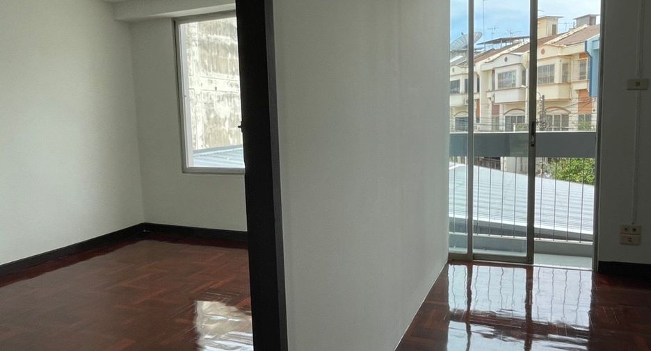 For sale 3 bedrooms townhouse in Prawet, Bangkok