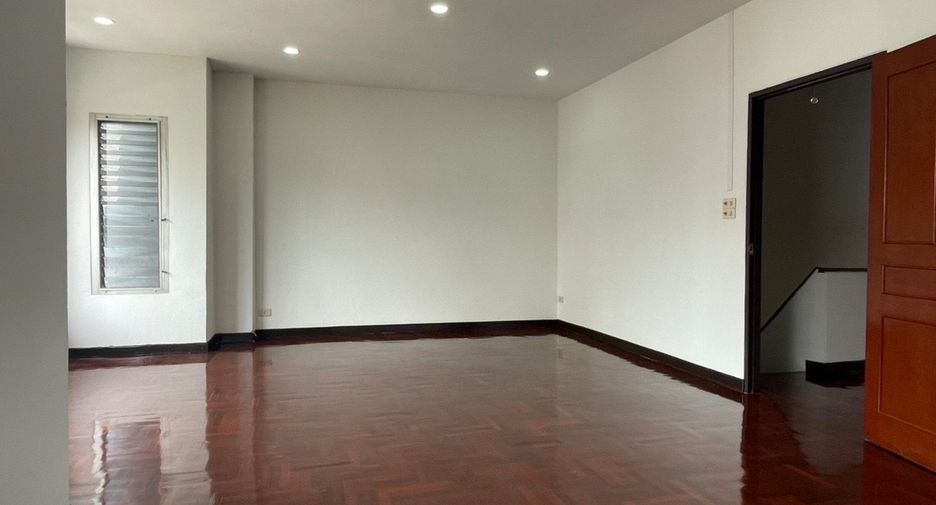 For sale 3 bedrooms townhouse in Prawet, Bangkok