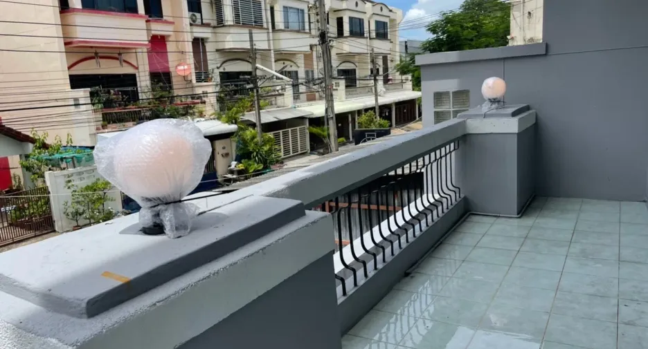 For sale 3 bedrooms townhouse in Prawet, Bangkok