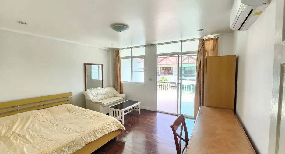 For rent 4 bedrooms townhouse in Hua Hin, Prachuap Khiri Khan