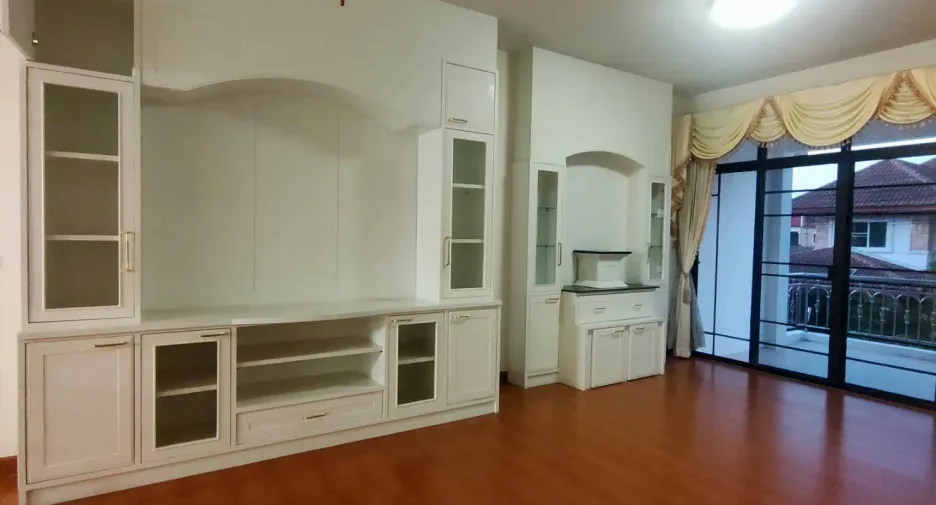 Casa en alquiler de 4 habitaciones en Saraphi, Chiang Mai