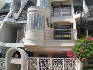 Casa en venta y en alquiler de 4 habitaciones en Khlong Toei, Bangkok