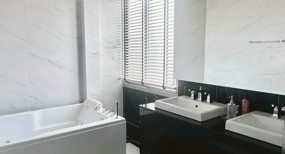 Casa en venta y en alquiler de 4 habitaciones en Lat Krabang, Bangkok