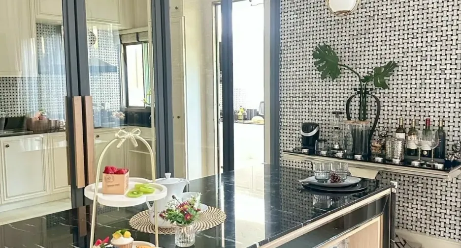 Casa en venta y en alquiler de 4 habitaciones en Lat Krabang, Bangkok