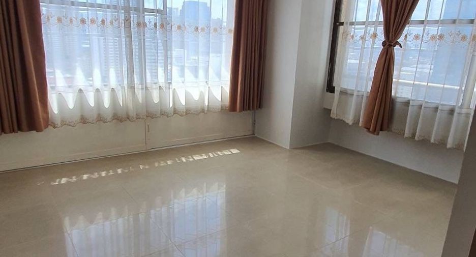 For sale 3 bedrooms condo in Watthana, Bangkok