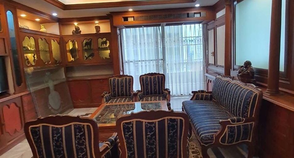 For sale 3 bedrooms condo in Watthana, Bangkok
