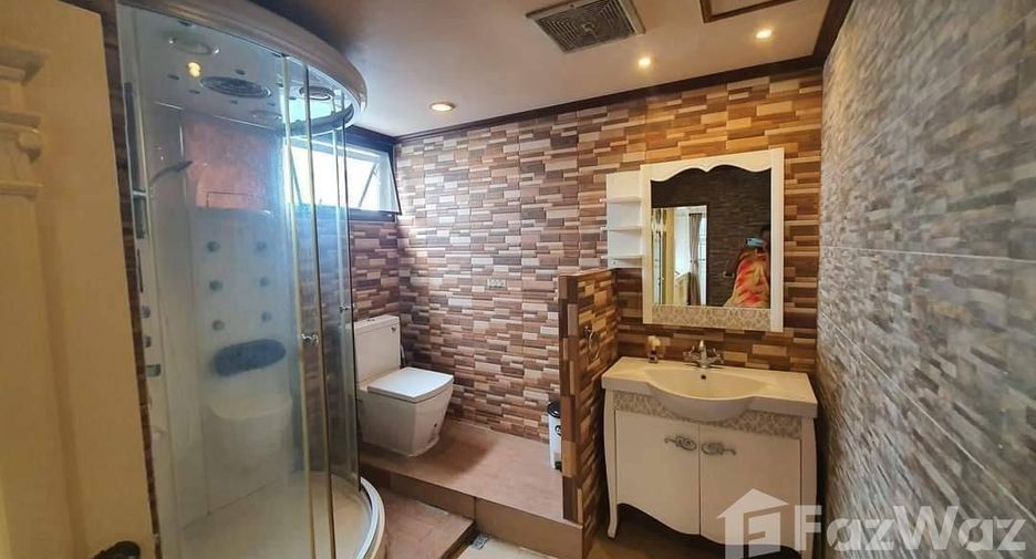 For sale 3 bedrooms condo in Watthana, Bangkok