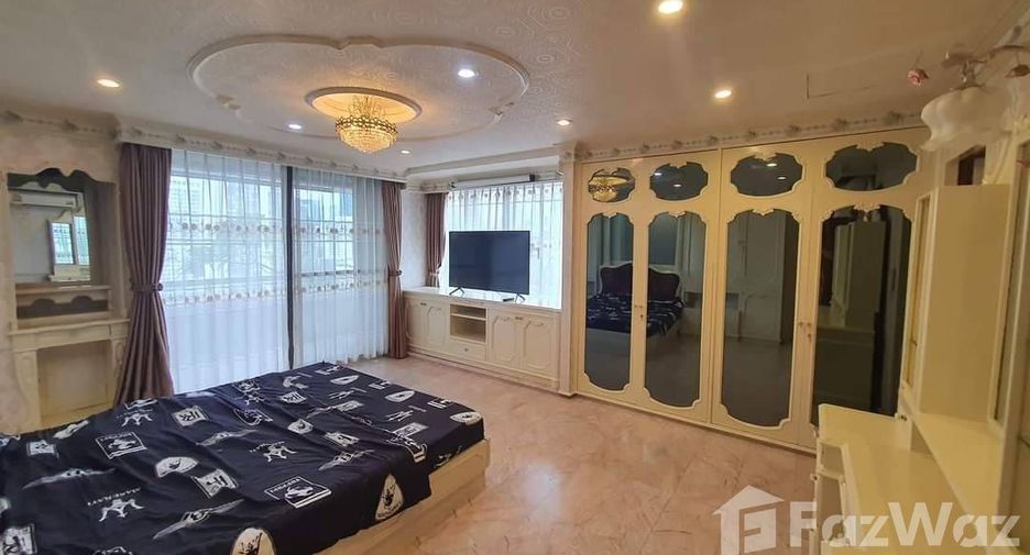 For sale 3 bedrooms condo in Watthana, Bangkok