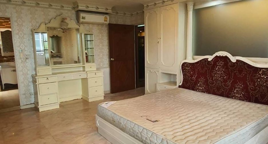 For sale 3 bedrooms condo in Watthana, Bangkok