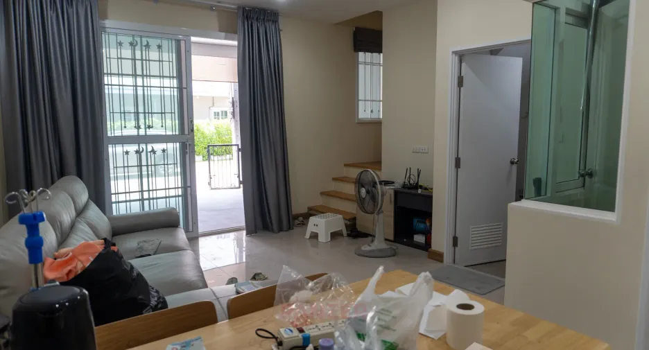Casa adosada en venta de 4 habitaciones en Phra Pradaeng, Samut Prakan