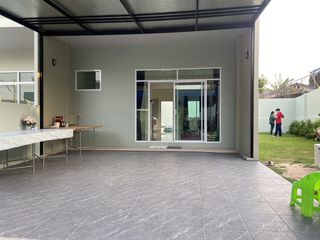 Casa adosada en alquiler de 3 habitaciones en Bang Lamung, Chonburi