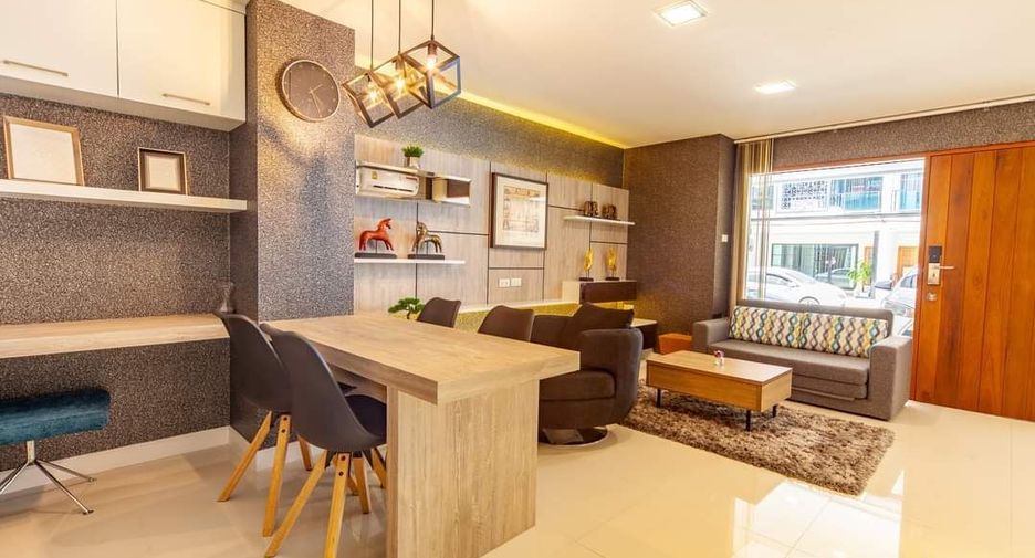 For sale 4 bedrooms townhouse in Mueang Chiang Mai, Chiang Mai