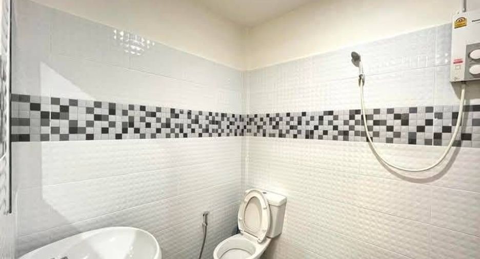For sale 2 ベッドルーム townhouse in Phra Khanong, Bangkok