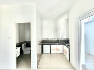 À vendre 3 chambres maison de ville à Bang Lamung, Chonburi