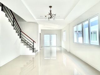 À vendre 3 chambres maison de ville à Bang Lamung, Chonburi