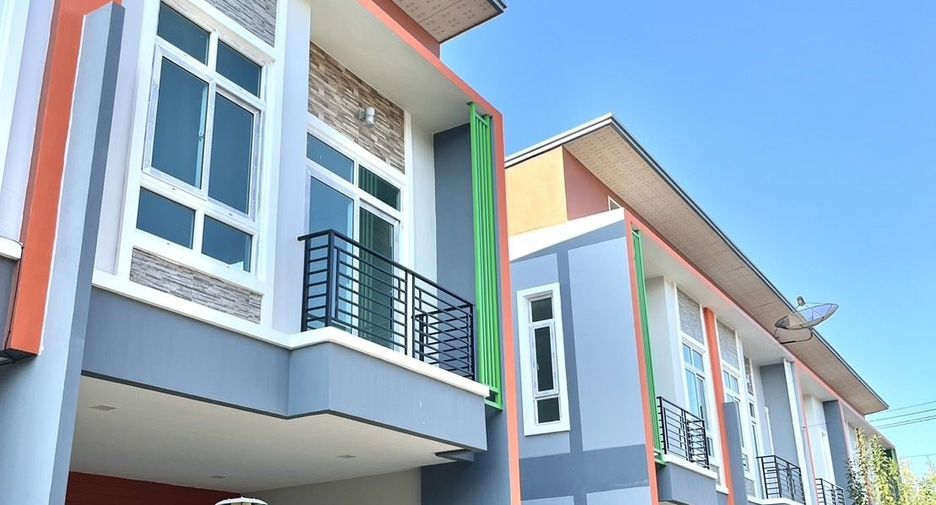 For sale 3 ベッドルーム townhouse in Bang Lamung, Chonburi