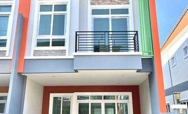 Casa adosada en venta de 3 habitaciones en Bang Lamung, Chonburi