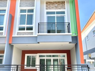 À vendre 3 chambres maison de ville à Bang Lamung, Chonburi