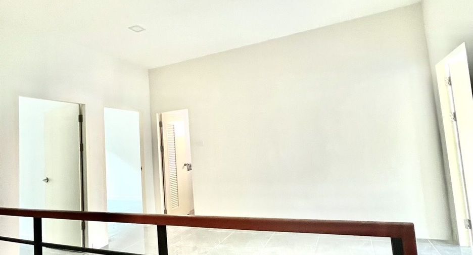 For sale 3 ベッドルーム townhouse in Bang Lamung, Chonburi