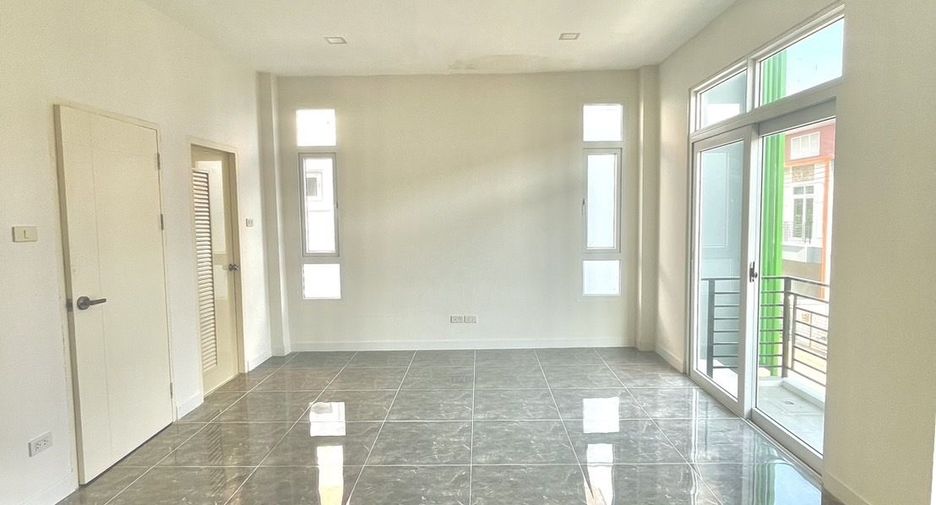 For sale 3 ベッドルーム townhouse in Bang Lamung, Chonburi