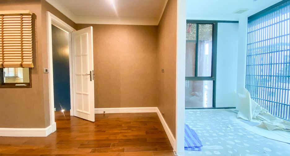 For sale 3 bedrooms townhouse in Watthana, Bangkok