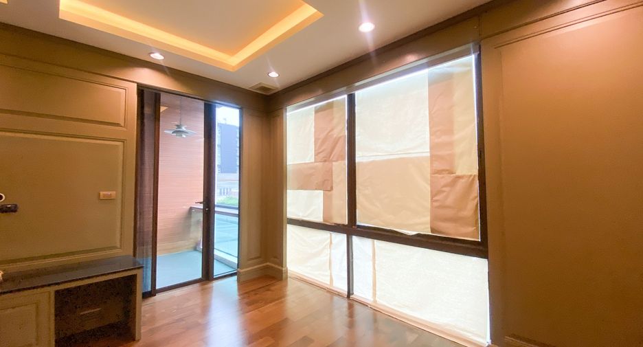 For sale 3 bedrooms townhouse in Watthana, Bangkok