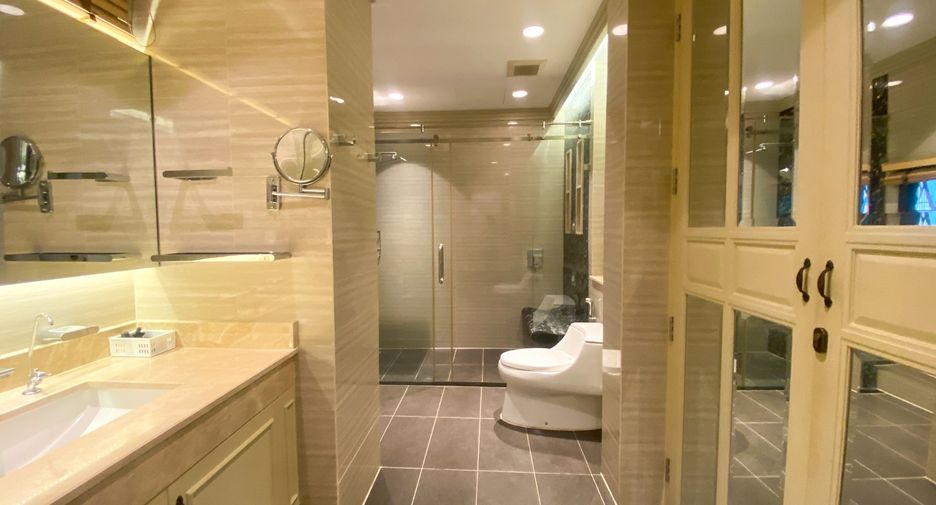 For sale 3 bedrooms townhouse in Watthana, Bangkok