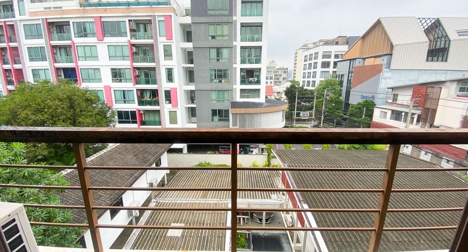 For sale 3 bedrooms townhouse in Watthana, Bangkok