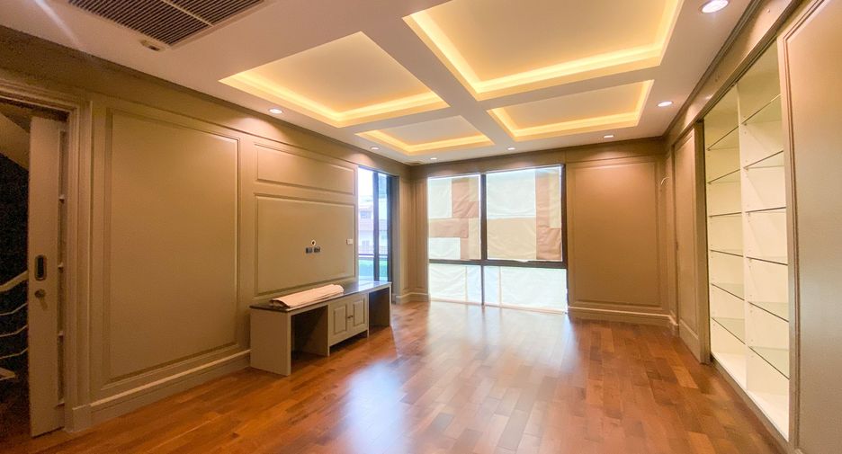 For sale 3 bedrooms townhouse in Watthana, Bangkok