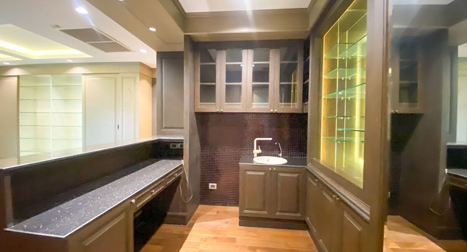 For sale 3 bedrooms townhouse in Watthana, Bangkok