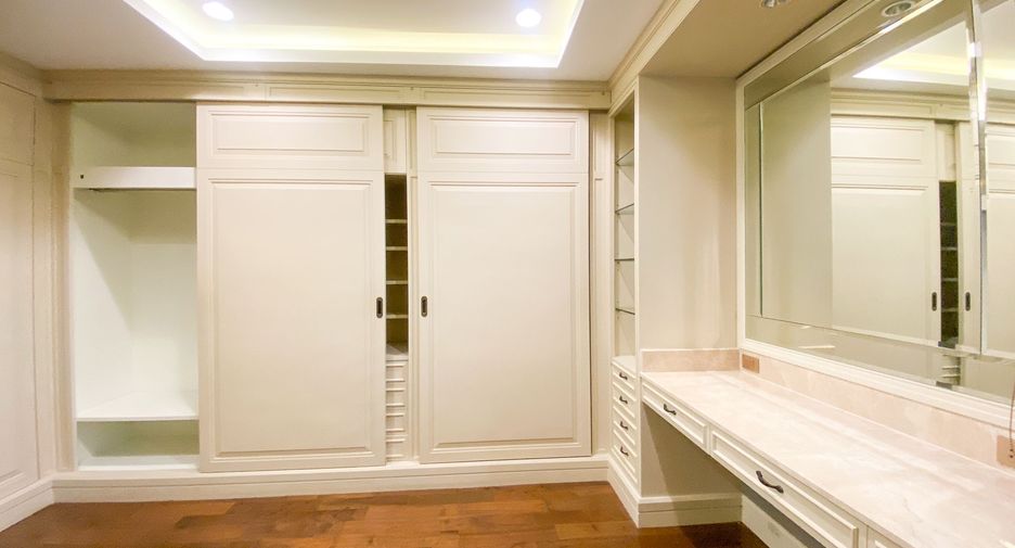 For sale 3 bedrooms townhouse in Watthana, Bangkok