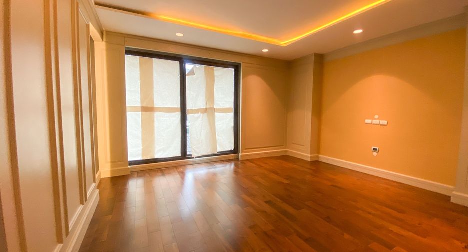 For sale 3 bedrooms townhouse in Watthana, Bangkok