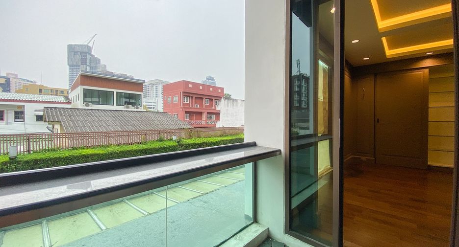 For sale 3 bedrooms townhouse in Watthana, Bangkok