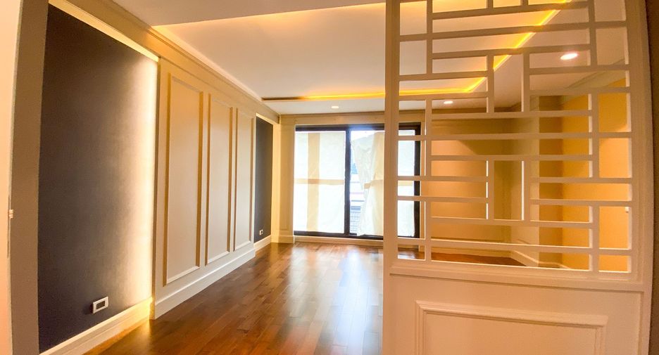 For sale 3 bedrooms townhouse in Watthana, Bangkok
