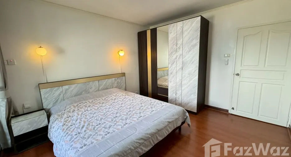 Apartamento en venta y en alquiler de 3 habitaciones en Huai Khwang, Bangkok