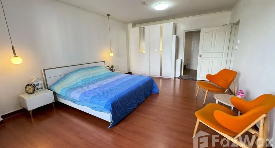 For sale and for rent 3 bedrooms apartment in Huai Khwang, Bangkok