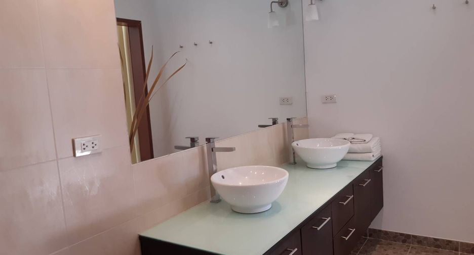 À vendre et à louer 4 chambres villa à Hua Hin, Prachuap Khiri Khan