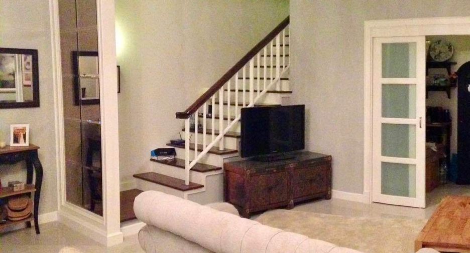 For sale and for rent 4 bedrooms townhouse in Watthana, Bangkok