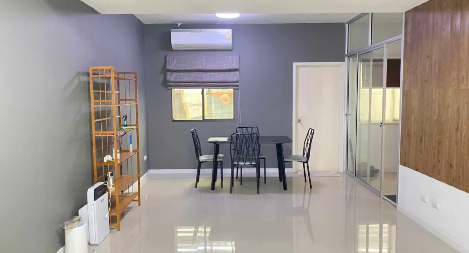 À vendre 3 chambres maison de ville à Bang Sao Thong, Samut Prakan