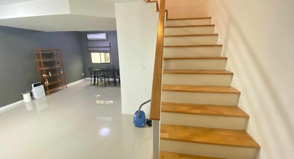 À vendre 3 chambres maison de ville à Bang Sao Thong, Samut Prakan