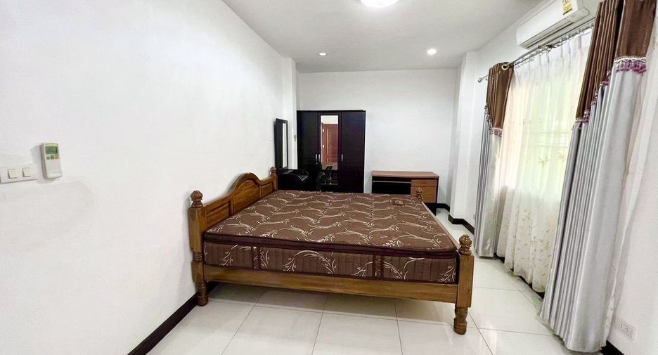 Casa en alquiler de 3 habitaciones en Bang Lamung, Chonburi