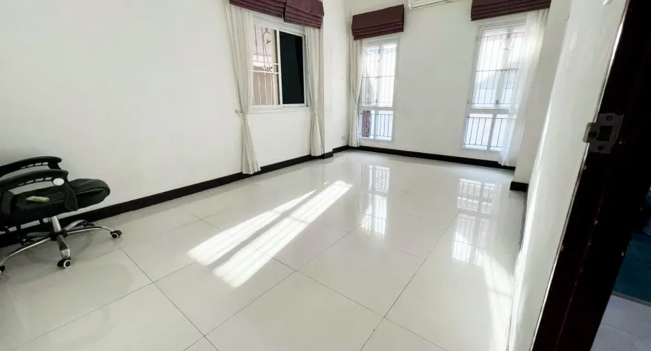 Casa en alquiler de 3 habitaciones en Bang Lamung, Chonburi